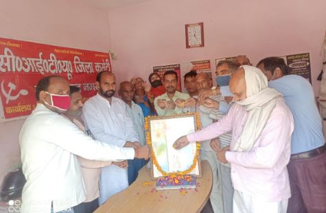 The CITU workers celebrated Gandhi Jayanti at the CITU office in Bhangel. On this occasion, CITU District President Gangeshwar Dutt Sharma said that today the entire country is celebrating the 150th anniversary of Mahatma Gandhi's birthday. But the capitalist government of our country is killing Gandhi's ideas.